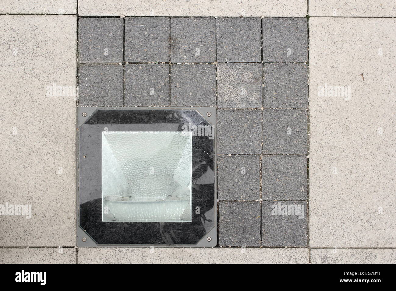 La sorgente di luce sulla pavimentazione di pietra, urban dettaglio Foto Stock