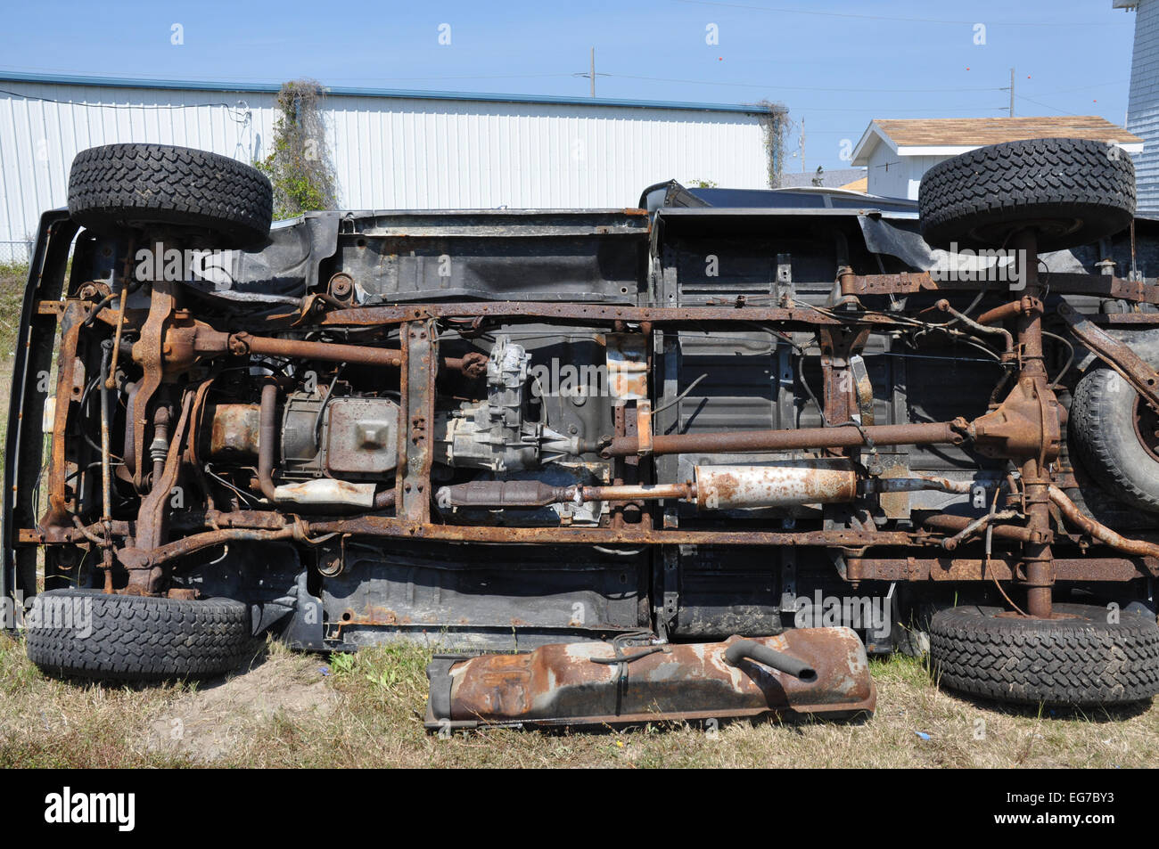 Un arrugginito 4x4 veicolo ribaltato sul suo lato. Foto Stock