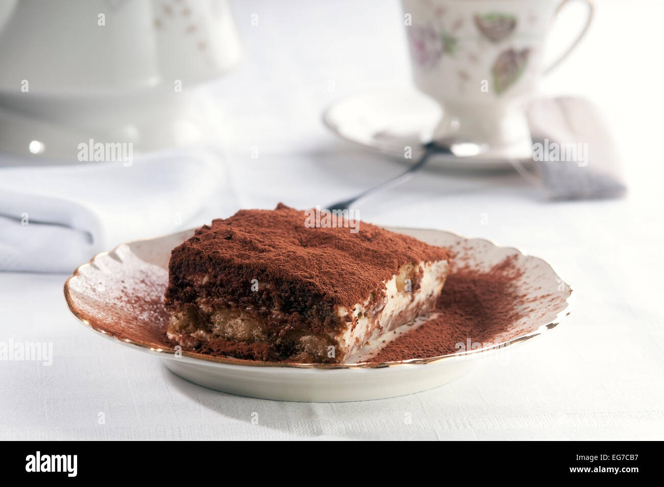 Fetta di fatti in casa tiramisù italiani dessert servito su una piastra Foto Stock