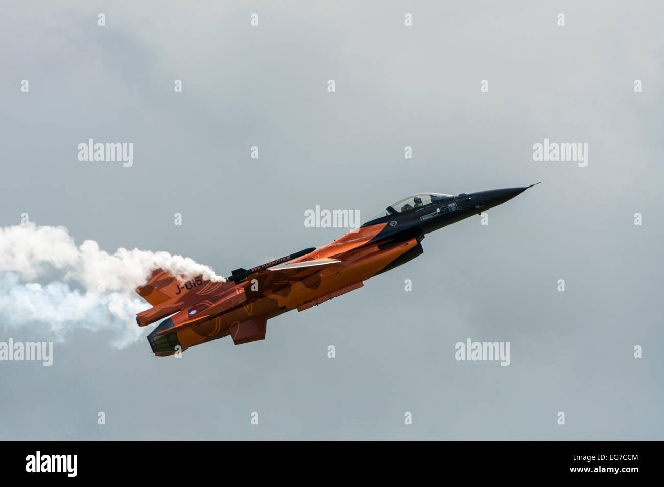 Dutch F16 del team di dimostrazione in volo con generatori di fumo- unico aeromobile Foto Stock