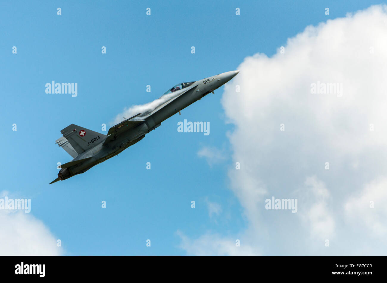 Swiss airforce F/A - 18C Hornet in cielo molto nuvoloso con generatori di fumo Foto Stock
