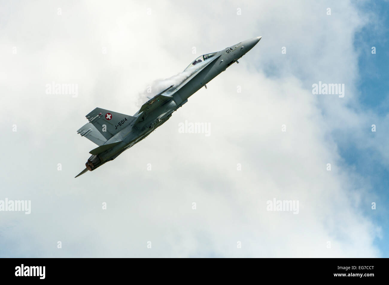 Swiss airforce F/A - 18C Hornet in cielo molto nuvoloso con generatori di fumo Foto Stock