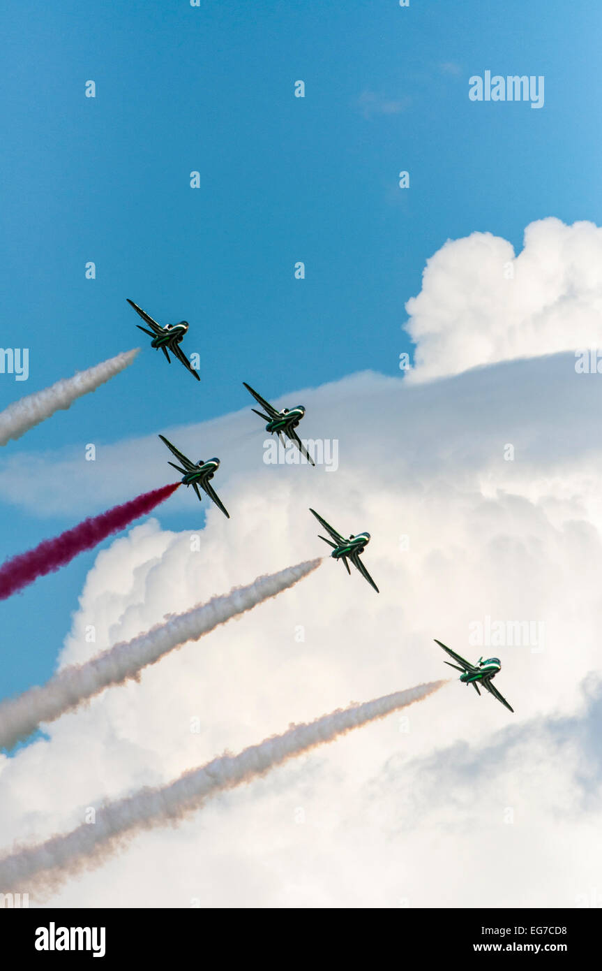 Royal Saudi Air Force team Display, 'Saudi falchi', gruppo in volo con fumo colorato sentieri Foto Stock