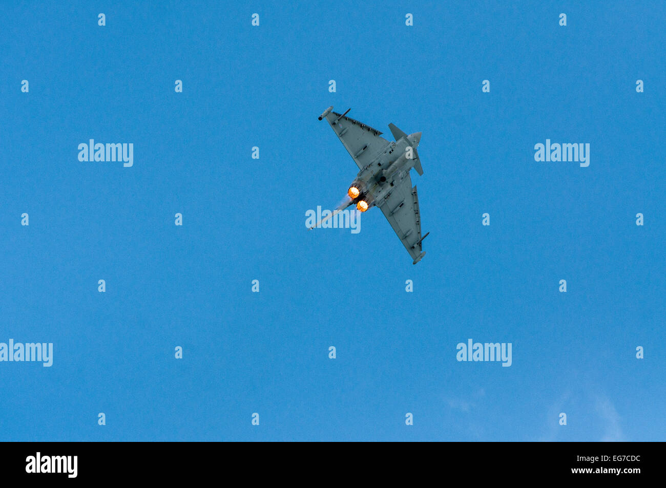 RAF Typhoon in volo, cielo blu, con postcombustione Foto Stock