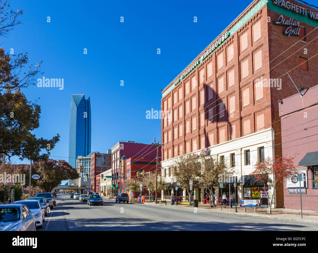 Oriente Sheridan Avenue, guardando verso la torre di Devon, nella storica Bricktown distretto di Oklahoma City, OK, STATI UNITI D'AMERICA Foto Stock