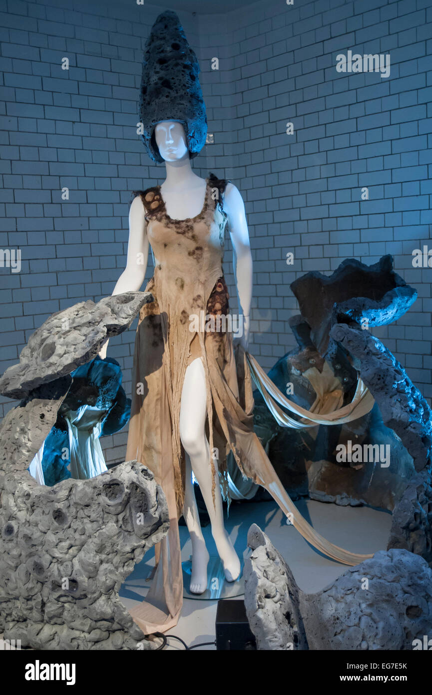 Londra, UK, 18 febbraio 2015. L'MA15 mostra prende il via al posto di Bloomsbury, presentando il lavoro da London College of Fashion's Graduate School courses, rivelando pezzi dalla prossima generazione di stilisti, artisti professionisti e responsabili dei media che hanno espresso le loro idee in film di moda, artefatto, accessori, fotografia e gli indumenti. Credito: Stephen Chung/Alamy Live News Foto Stock