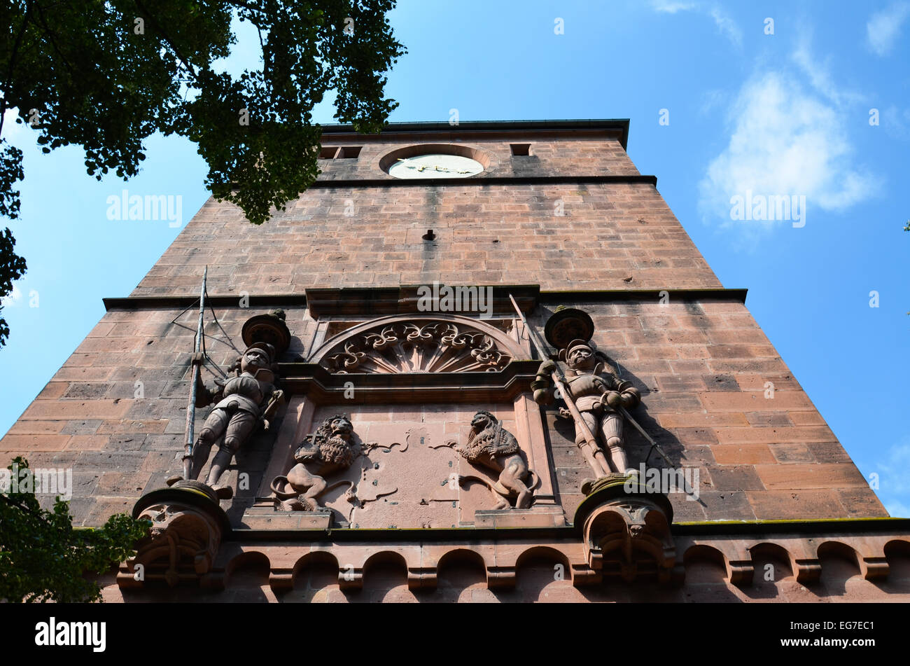 Vista la bella torre di ingresso al castello Foto Stock