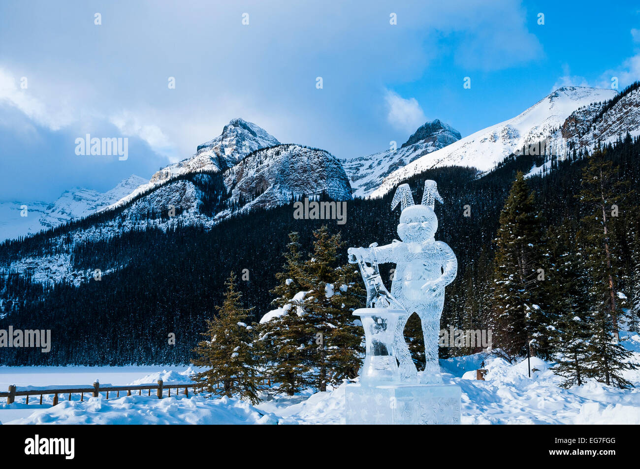 Coniglio uomo tira fuori un cappello, 2011, Ice Magic Festival, il Lago Louise, il Parco Nazionale di Banff, Alberta, Canada, Foto Stock