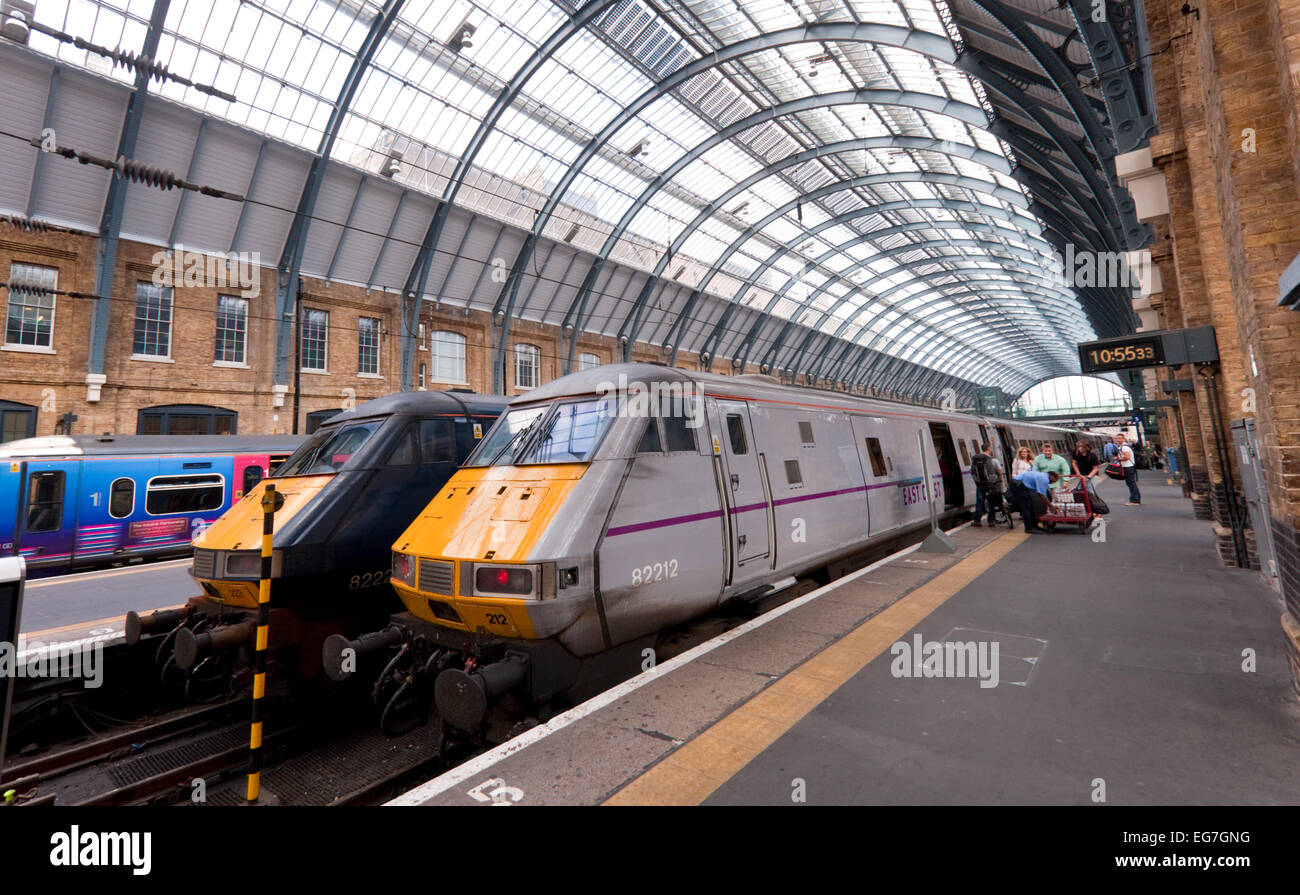 Treni udienza presso la piattaforma presso la stazione di Kings Cross Londra Foto Stock