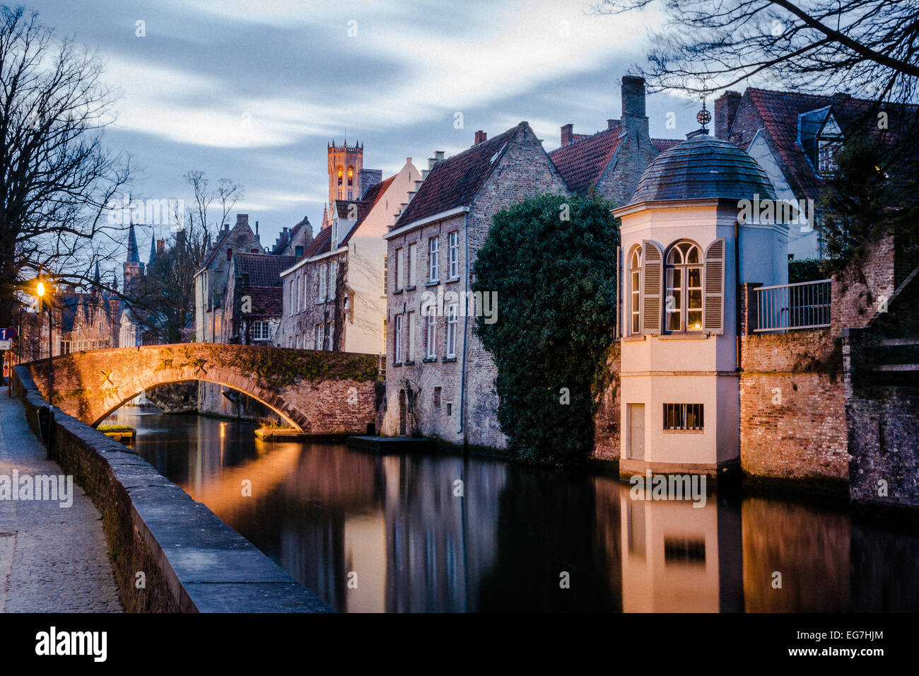 Canal e gli edifici storici, Bruge, Belgio Foto Stock