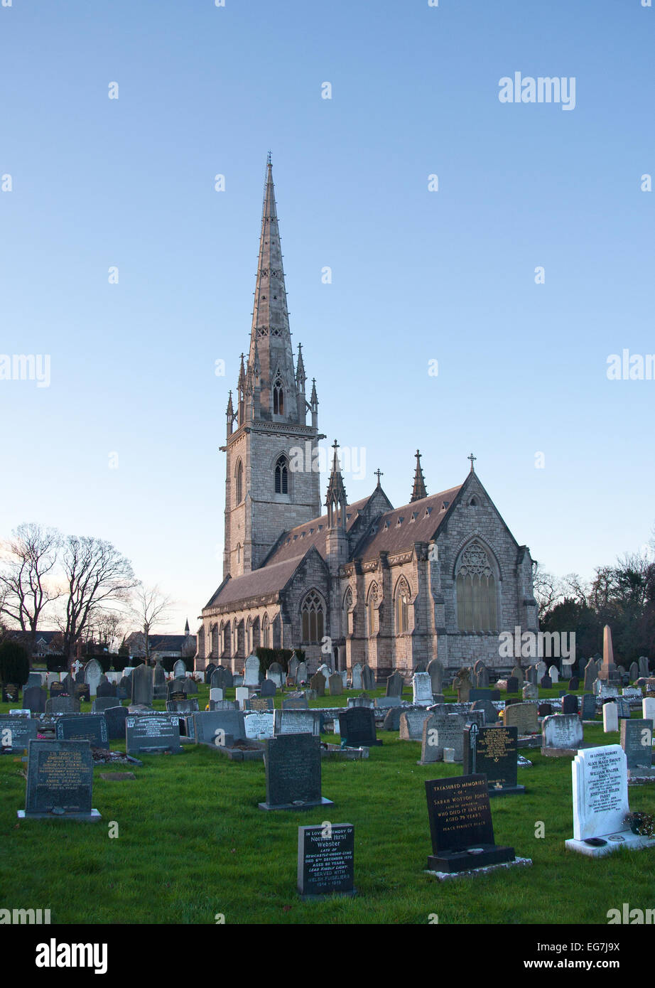 La bella chiesa di marmo a Bodelwyddan vicino a Rhyl attira visitatori da lontano e ampio sagrato ha 86 Canadian War Graves. Foto Stock