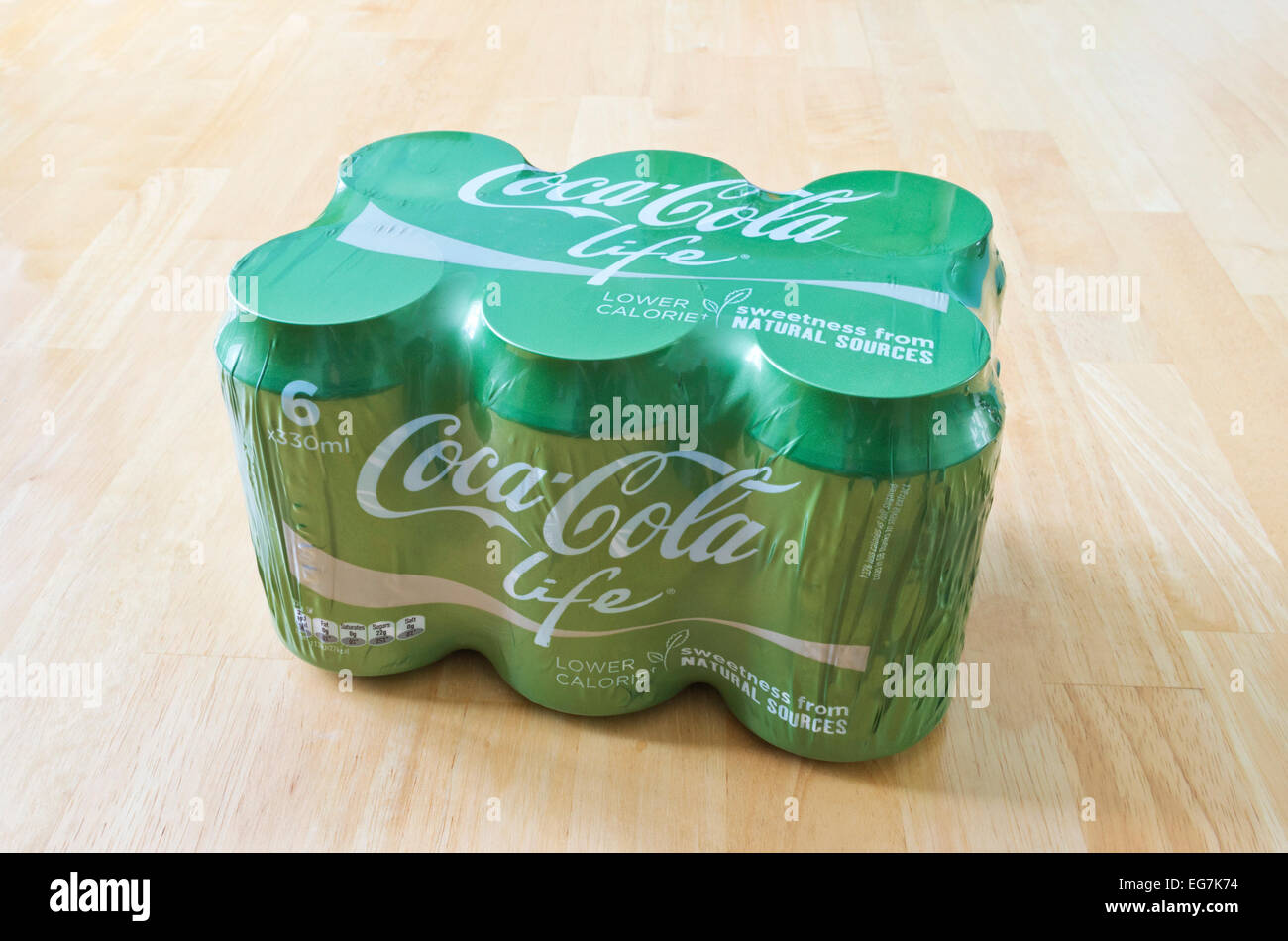 Confezione multipla di Coca-Cola vita Soft Drinks su uno sfondo di legno Foto Stock