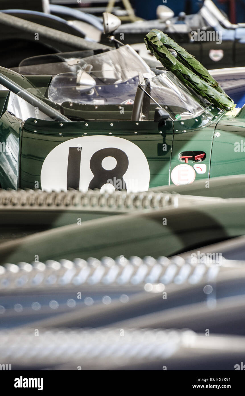Jaguar d tipi a Goodwood. Classic Vintage racing vetture schierate nella zona del garage. La vettura numero 18 con la vincita del garland Foto Stock