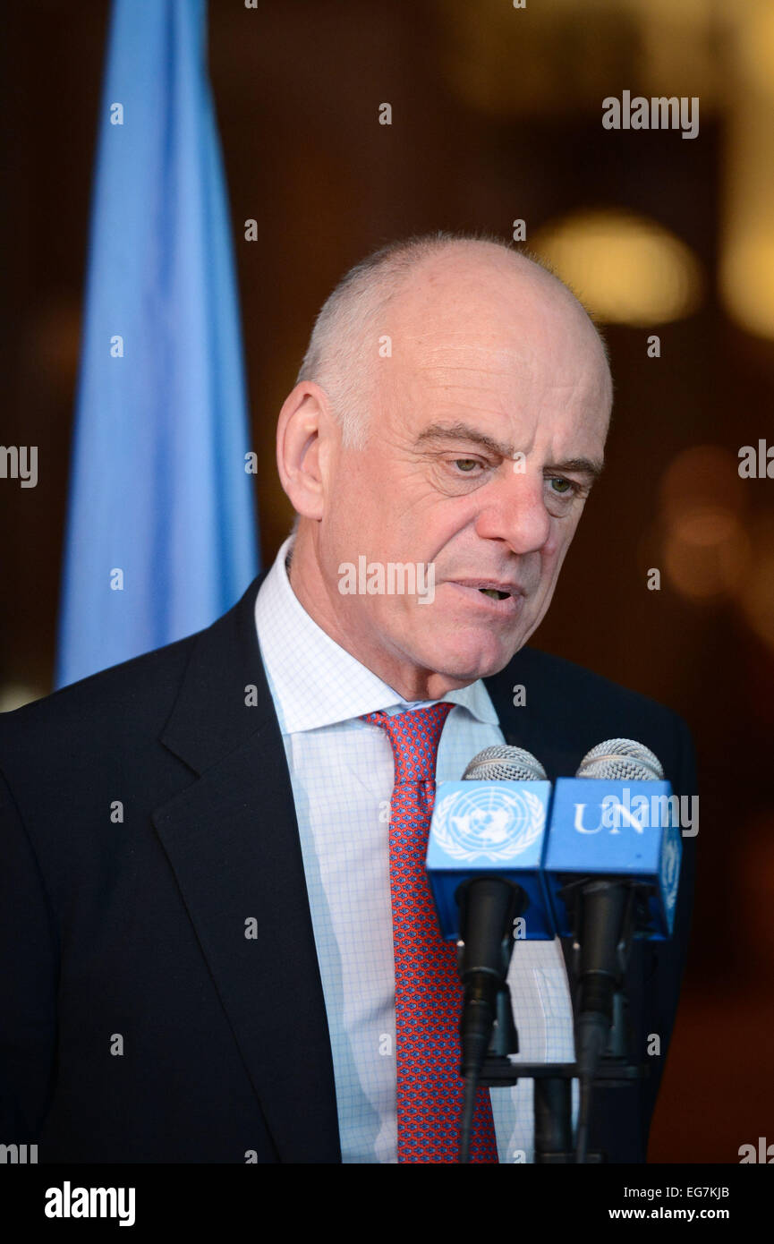 New York, la sede delle Nazioni Unite a New York. 18 Febbraio, 2015. David Nabarro, Inviato Speciale del Segretario Generale delle Nazioni Unite sull'ebola, risolve il press briefing dopo l'Assemblea generale delle Nazioni Unite concernente la crisi di salute pubblica che emana dal virus Ebola focolaio, presso la sede delle Nazioni Unite a New York nel febbraio 18, 2015. © Niu Xiaolei/Xinhua/Alamy Live News Foto Stock