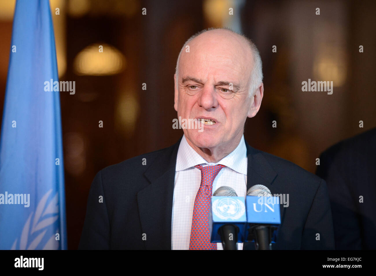 New York, la sede delle Nazioni Unite a New York. 18 Febbraio, 2015. David Nabarro, Inviato Speciale del Segretario Generale delle Nazioni Unite sull'ebola, risolve il press briefing dopo l'Assemblea generale delle Nazioni Unite concernente la crisi di salute pubblica che emana dal virus Ebola focolaio, presso la sede delle Nazioni Unite a New York nel febbraio 18, 2015. © Niu Xiaolei/Xinhua/Alamy Live News Foto Stock