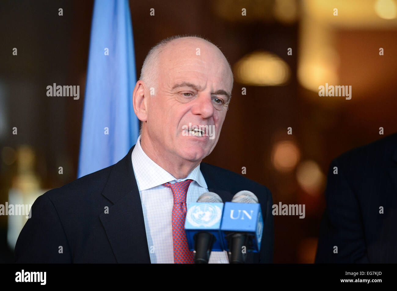 New York, la sede delle Nazioni Unite a New York. 18 Febbraio, 2015. David Nabarro, Inviato Speciale del Segretario Generale delle Nazioni Unite sull'ebola, risolve il press briefing dopo l'Assemblea generale delle Nazioni Unite concernente la crisi di salute pubblica che emana dal virus Ebola focolaio, presso la sede delle Nazioni Unite a New York nel febbraio 18, 2015. © Niu Xiaolei/Xinhua/Alamy Live News Foto Stock