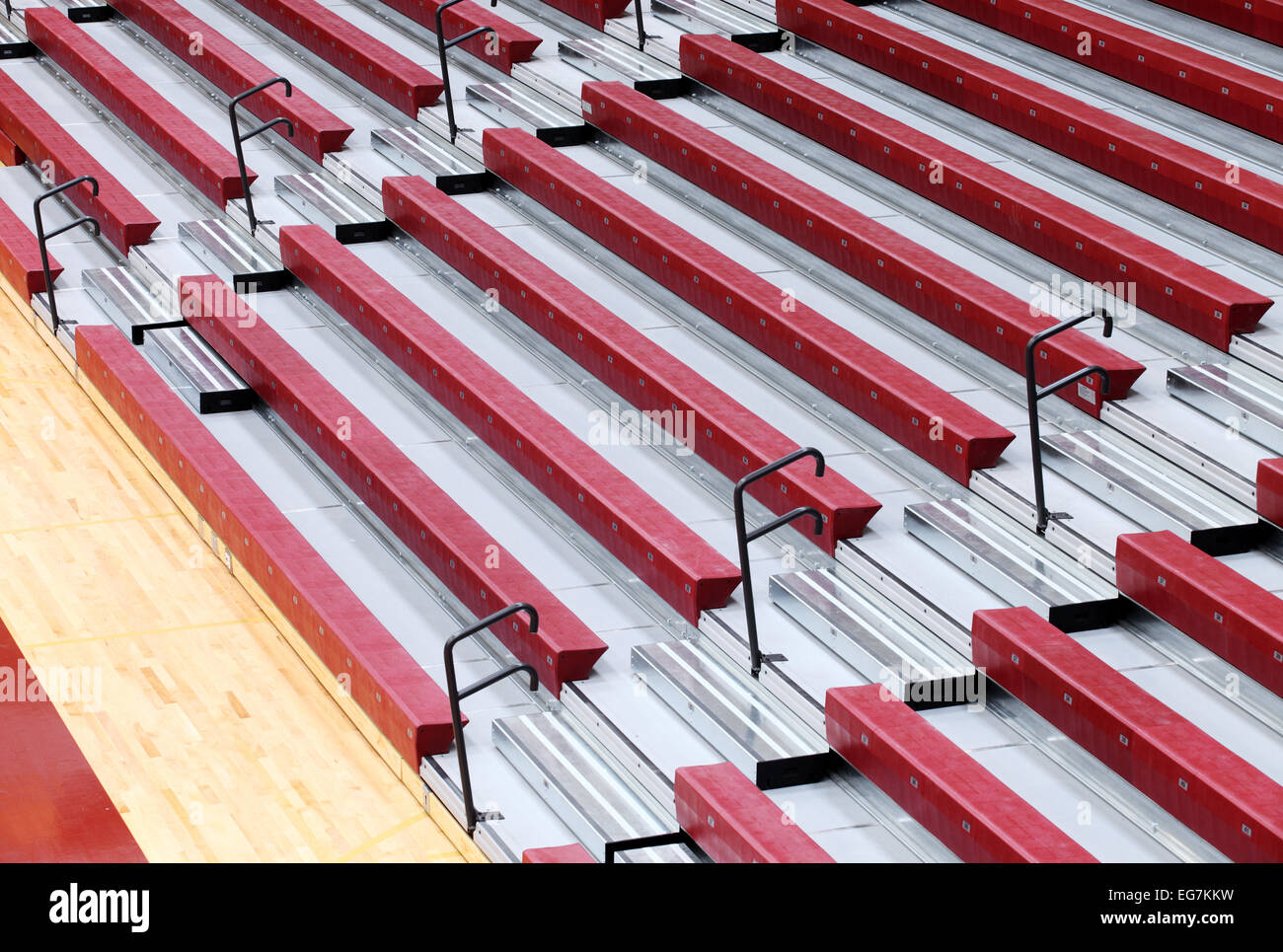 Palestra di piegatura i sedili di una moderna scuola di alta palestra. Foto Stock