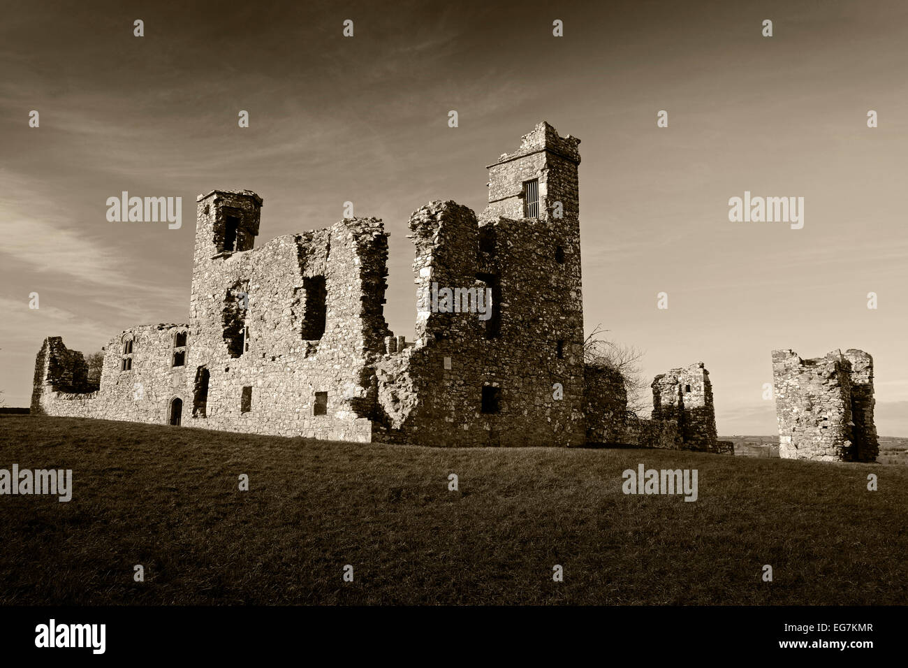 Vista della vecchia chiesa sulla collina di Slane, Co. Meath Irlanda Foto Stock