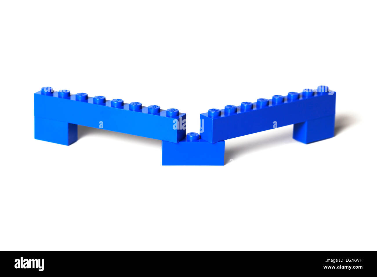 Un Lego costruzione in mattoni, ponte, viadotto, barriera, ecc. di blu mattoncini Lego su bianco. Foto Stock