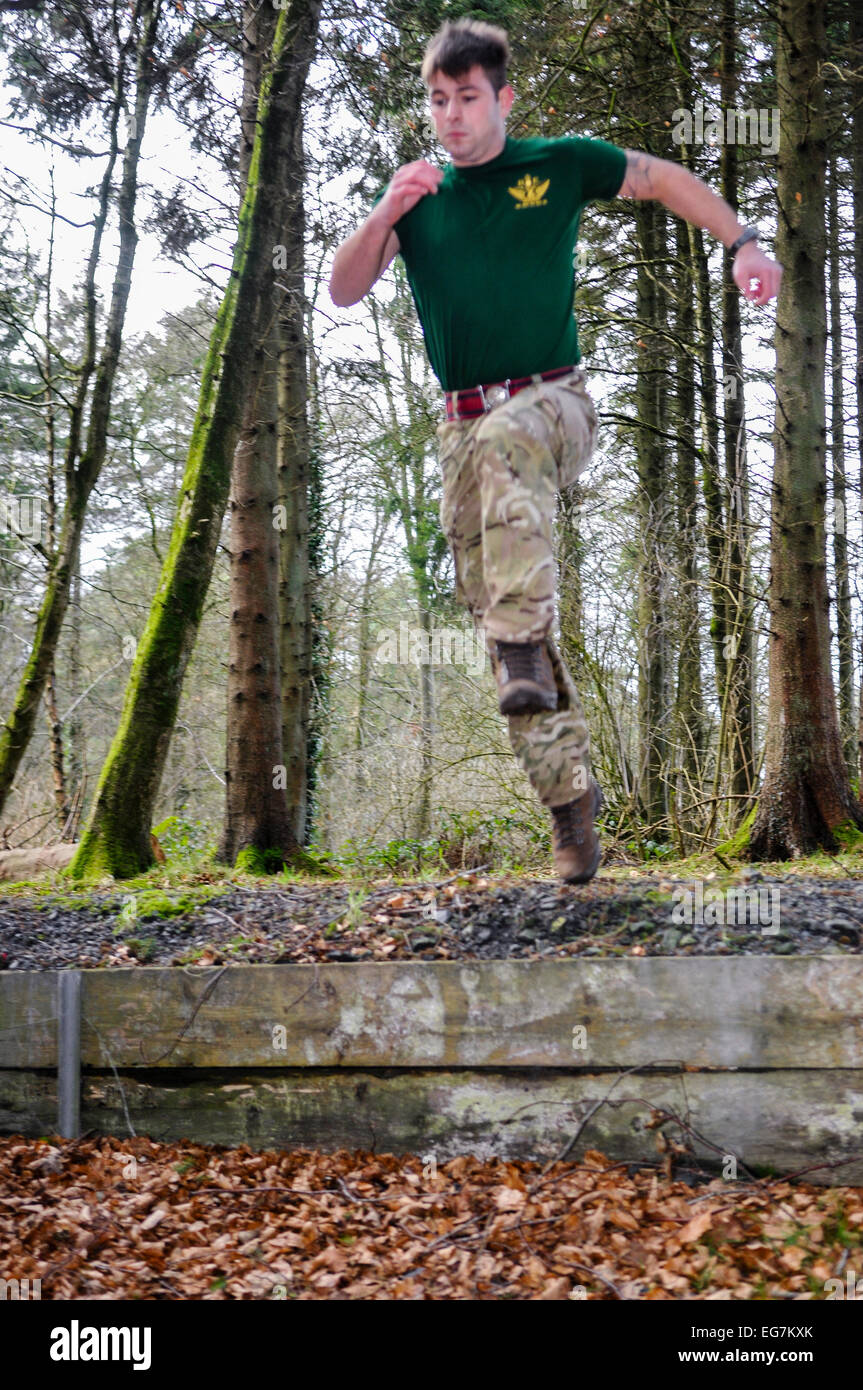 Bangor, Irlanda del Nord. 18 Febbraio, 2015. Un soldato salta un ostacolo durante un cross country esercizio di formazione. Credito: Stephen Barnes/Alamy Live News Foto Stock