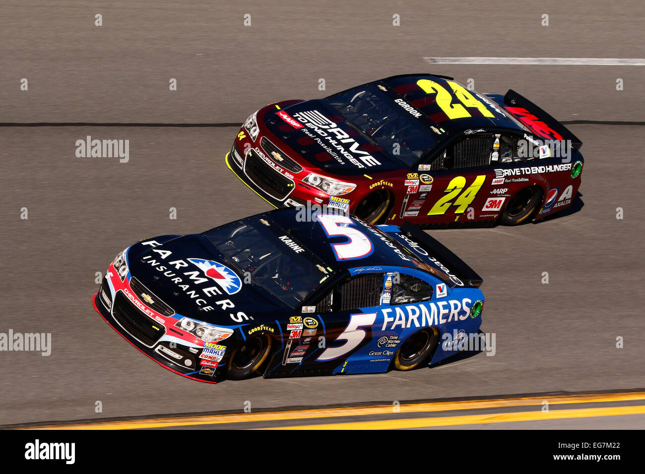 Daytona Beach, FL, Stati Uniti d'America. 18 Febbraio, 2015. Daytona Beach, FL - Feb 18, 2015: Kasey Kahne (5) porta la sua vettura da gara attraverso le spire durante una sessione di prove libere per la Daytona 500 gara al Daytona International Speedway di Daytona Beach, FL. © csm/Alamy Live News Foto Stock