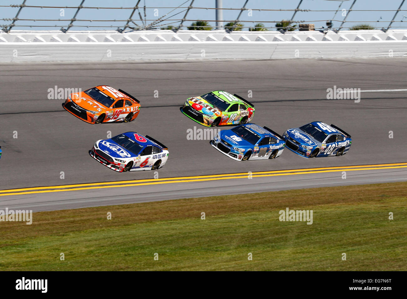 Daytona Beach, FL, Stati Uniti d'America. 18 Febbraio, 2015. Daytona Beach, FL - Feb 18, 2015: Trevor Bayne (6) porta la sua vettura da gara attraverso le spire durante una sessione di prove libere per la Daytona 500 gara al Daytona International Speedway di Daytona Beach, FL. © csm/Alamy Live News Foto Stock