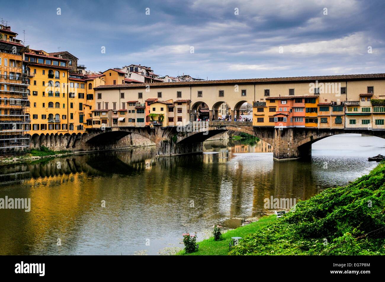 Il pittoresco arco medievale Ponte sul fiume con origini romane, foderato con eleganti negozi e gallerie d' arte Foto Stock
