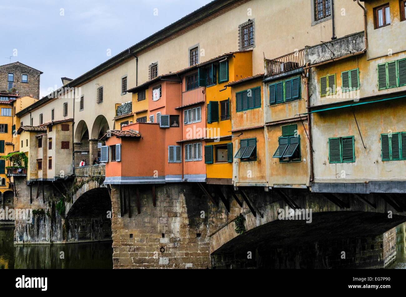 Il pittoresco arco medievale Ponte sul fiume con origini romane, foderato con eleganti negozi e gallerie d' arte Foto Stock