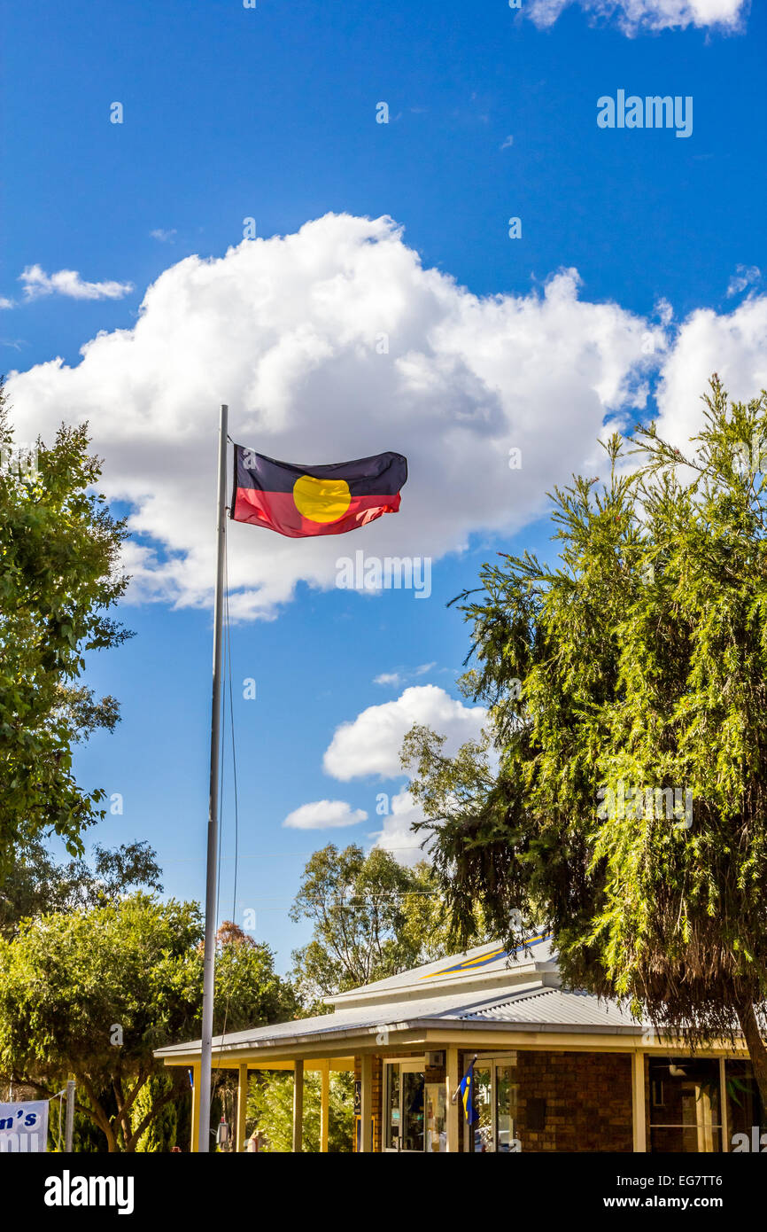 Bandiera aborigena vola sopra informazioni turistiche edificio nel centro di NSW, Australia Foto Stock