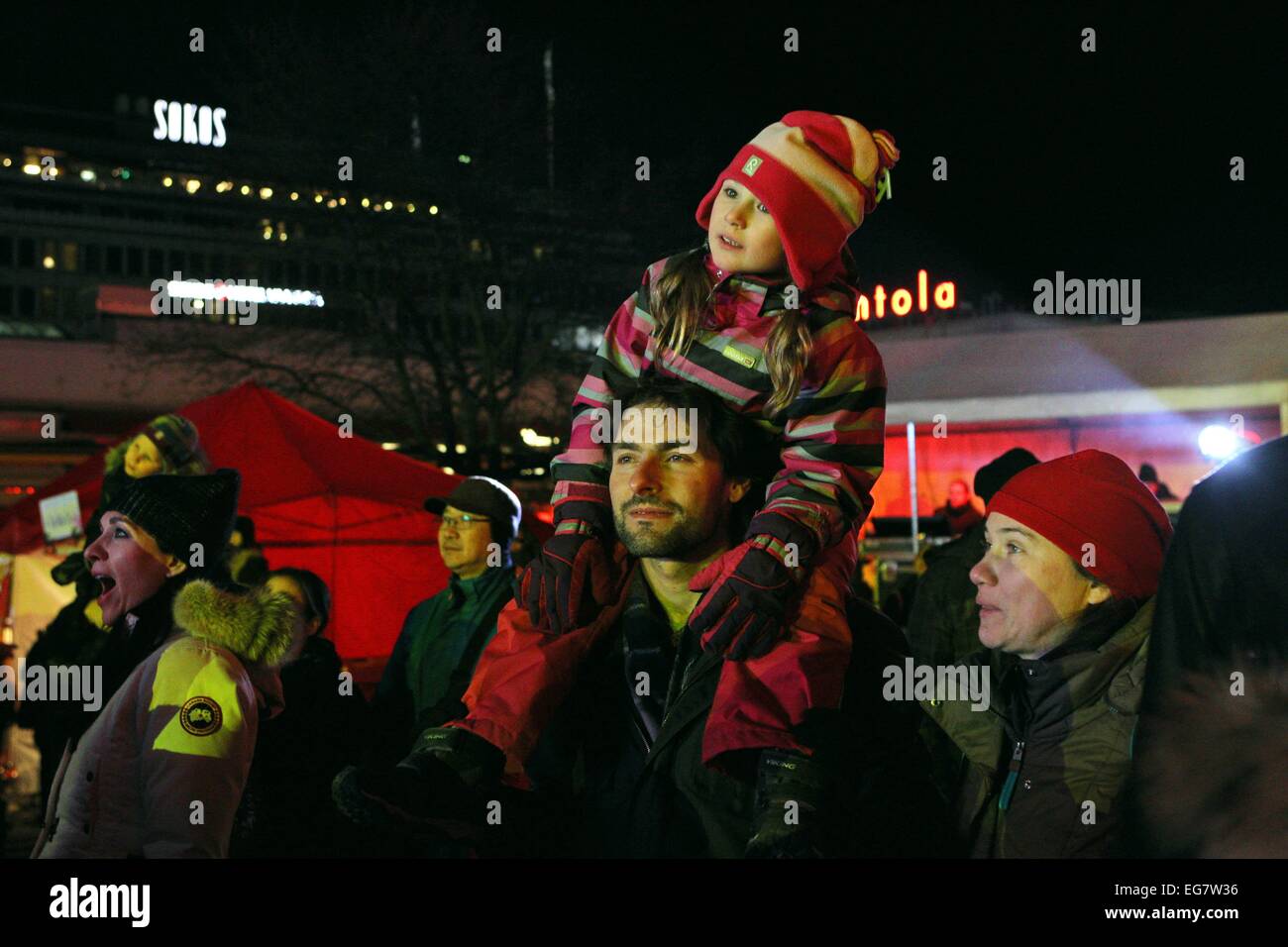 (150219) -- Helsinki, febbraio 19, 2015 (Xinhua) -- Finnish visitatori godere di prestazioni alla celebrazione del nuovo anno cinese nel centro di Helsinki, Finlandia nel febbraio 18, 2015. Questo anno ha segnato il nono Festival di Primavera in festa a Helsinki detenuti congiuntamente dalla città di Pechino. Le prestazioni in primo piano una combinazione di danza e musica popolare strumento, arti marziali e acrobazie, attrae decine di migliaia di visitatori. A prescindere dalla performance artistica, una mostra fotografica sul paesaggio di Pechino e il cinese sport invernali, una colorata Guerriero di terracotta lanterne mostrano, come pure intangibile?culturale patrimonio?pr Foto Stock