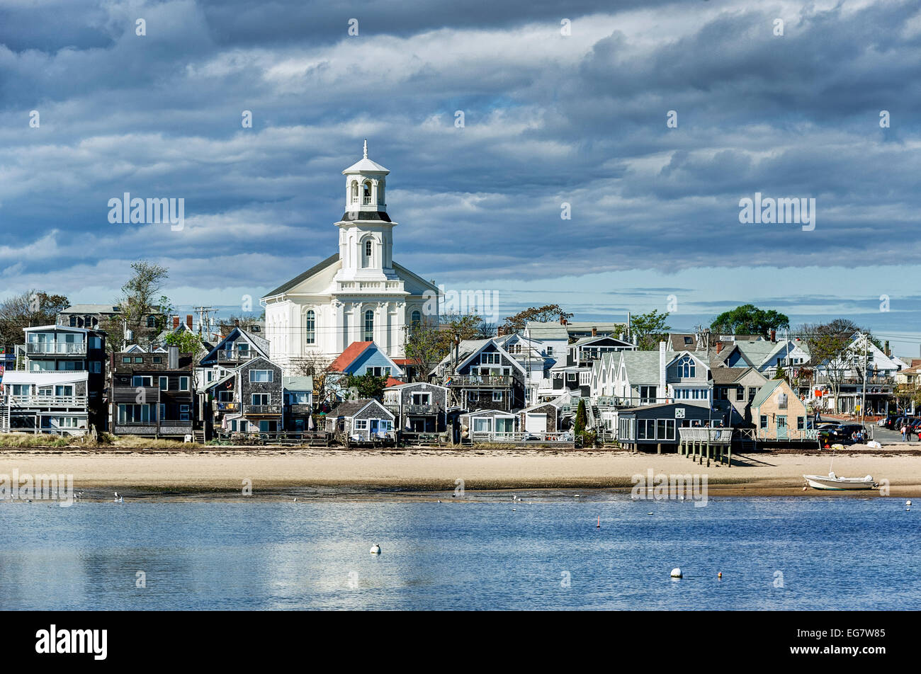 Vista del porto e la spiaggia con la città in background. A Provincetown, Cape Cod, Massachusetts, STATI UNITI D'AMERICA Foto Stock Vista del porto e la spiaggia con la città in background. A Provincetown, Cape Cod, Massachusetts, STATI UNITI D'AMERICA Foto Stock