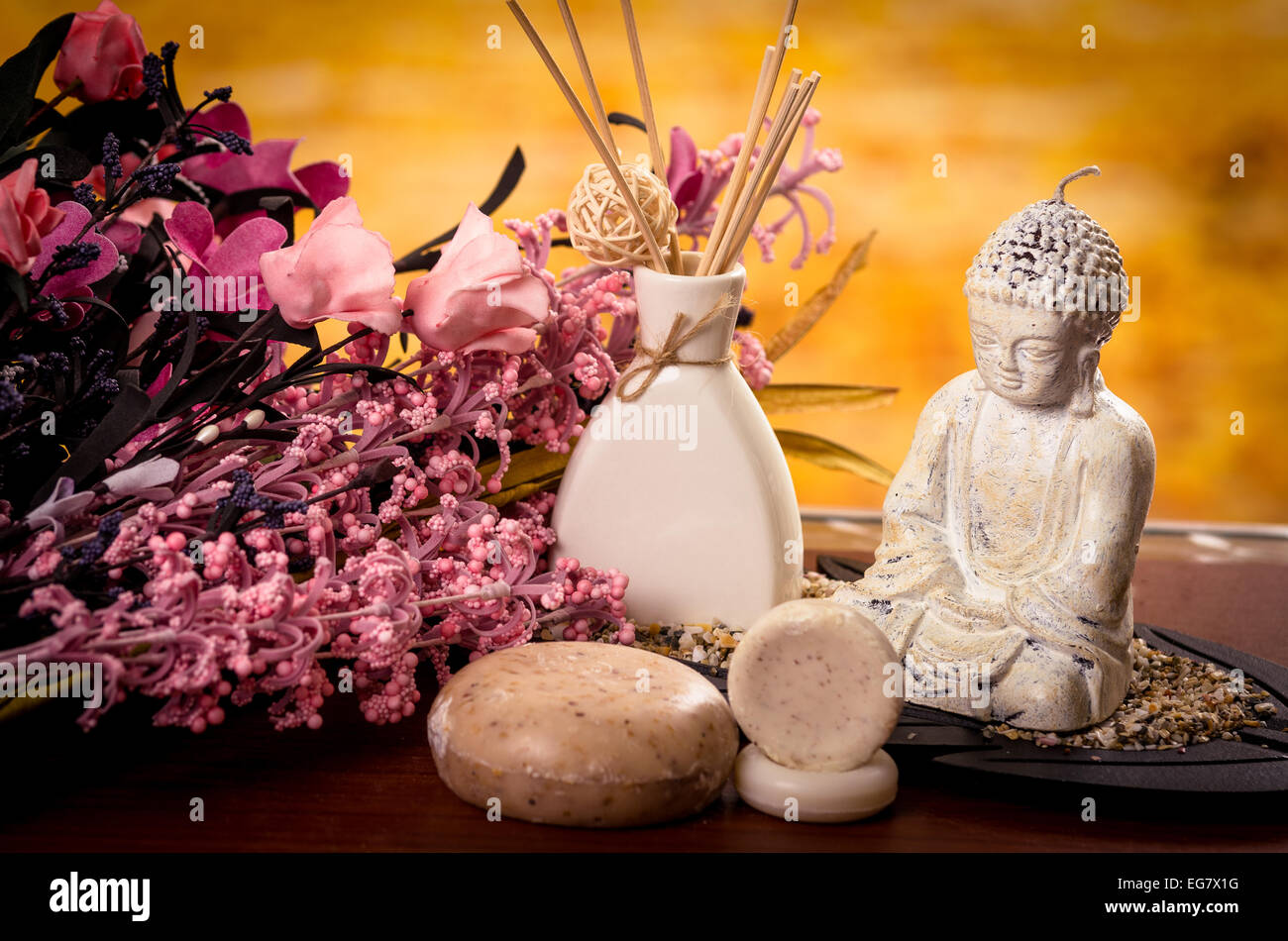 L'incenso e la statua del Buddha con fiori spa concept Foto Stock