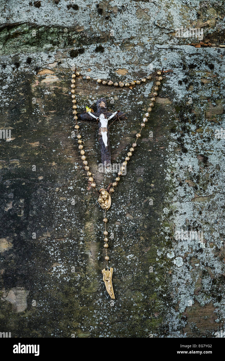 I grani del rosario in un santuario Cattolico. Foto Stock