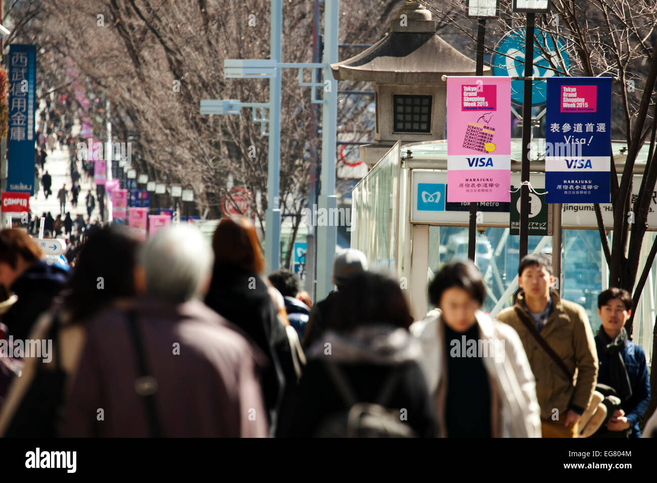 Gli acquirenti cinesi ritorno in Giappone per il nuovo anno lunare vacanza in febbraio 19, 2015, Tokyo, Giappone : Gli amanti dello shopping a piedi lungo la strada principale per lo shopping nella zona Harajuku durante il Nuovo Anno Lunare vacanza in Asia. Tokyo Grand Shopping settimana 2015 è un evento volto ad attrarre gli acquirenti stranieri, e avviene a 200 negozi tra cui Omotesando Hills, Tokyu Plaza e Kiddy Land dal 22 gennaio al 24 febbraio. Il Giappone si aspetta più turisti cinesi questo nuovo anno lunare, e per ultimo la tignola del Giappone consolato generale di Shanghai ha rilasciato un record 14.400 i visti turistici, 260% in più rispetto al dicembre 2012. (Foto di Rodrigo Foto Stock