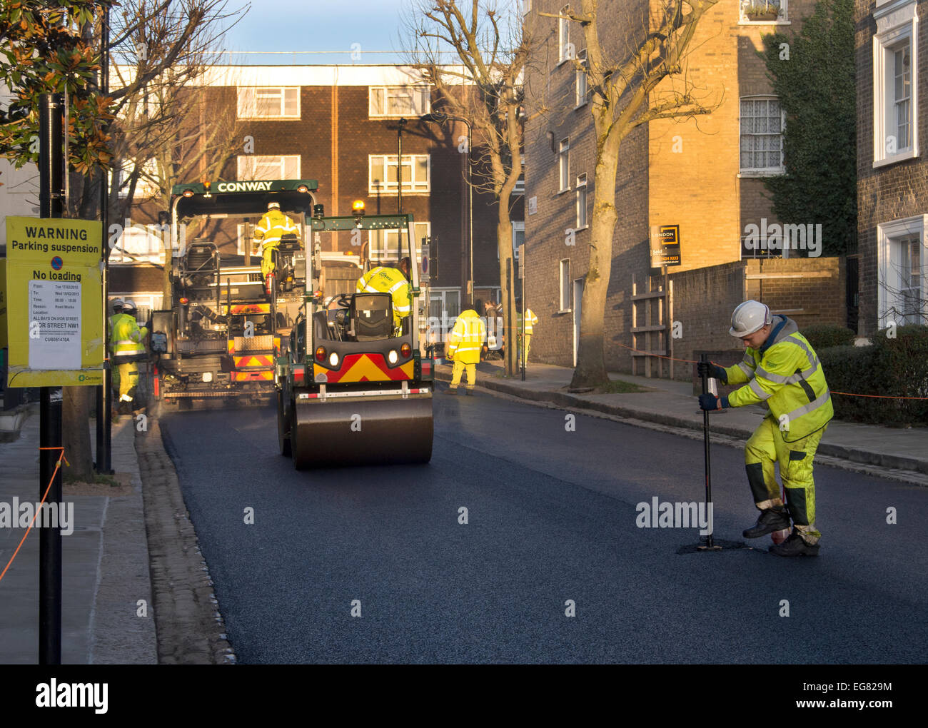 La posa di un nuovo manto stradale su una strada in London REGNO UNITO Foto Stock
