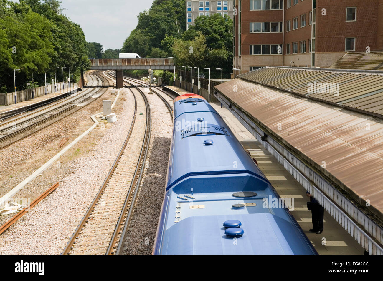 La vista dall'alto di un treno pendolare si fermò alla stazione ferroviaria di Farnborough, Inghilterra. Immagine tratta dal ponte sospeso che collega le piattaforme Foto Stock