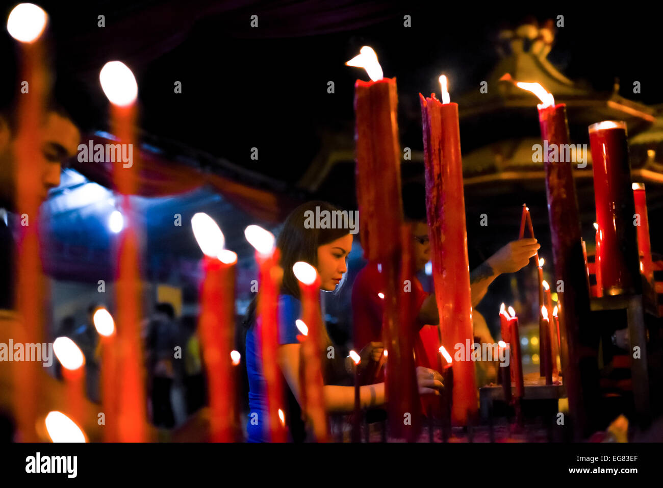 Jakarta, Indonesia. 18 Febbraio, 2015. Persone bruciare bastoncini di incenso al cortile anteriore di Jin De Yuan tempio di Giacarta. Foto Stock