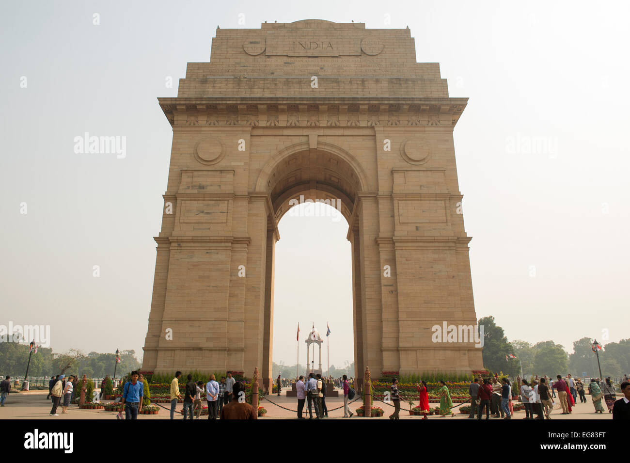 I turisti che visitano l'India Gate di Delhi, India Foto Stock
