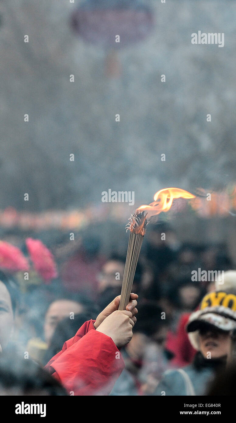 Pechino, Cina. 19 Feb, 2015. Un cittadino Brucia incensi per una preghiera di Yonghegong il Tempio dei Lama a Pechino Capitale della Cina, Feb 19, 2015. Decine di migliaia di persone hanno pregato per la buona fortuna nel tempio il giovedì, il primo giorno del nuovo anno lunare cinese. Credito: Qi Heng/Xinhua/Alamy Live News Foto Stock