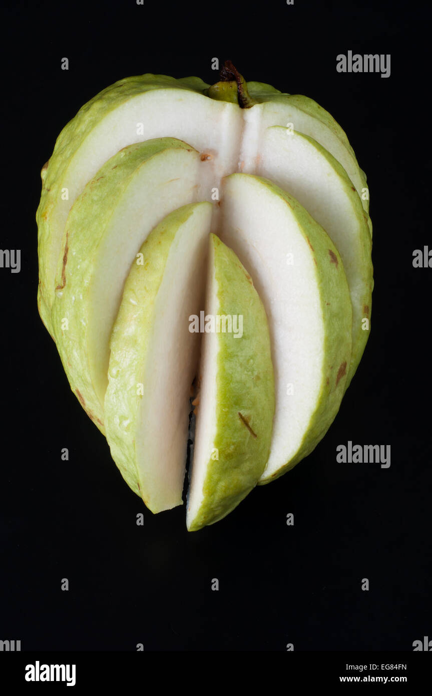 Frutto Guava ha la pelle verde e nero carne, vitamina C Foto stock - Alamy