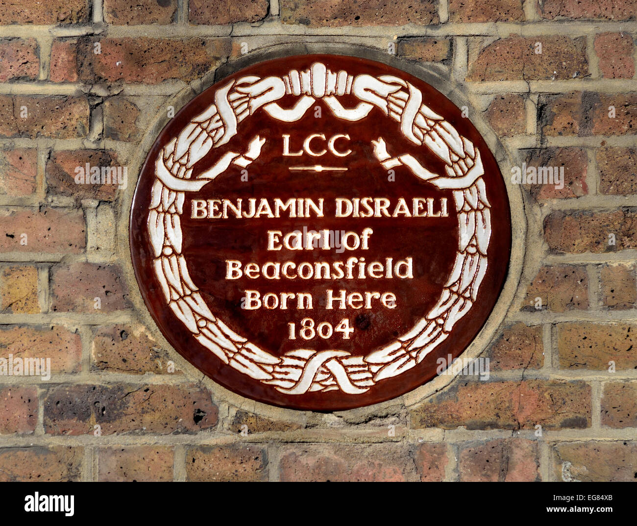 Londra, Inghilterra, Regno Unito. Una lapide commemorativa presso il luogo di nascita di Benjamin Disraeli a 22 Teobaldo Road, WC1 Foto Stock