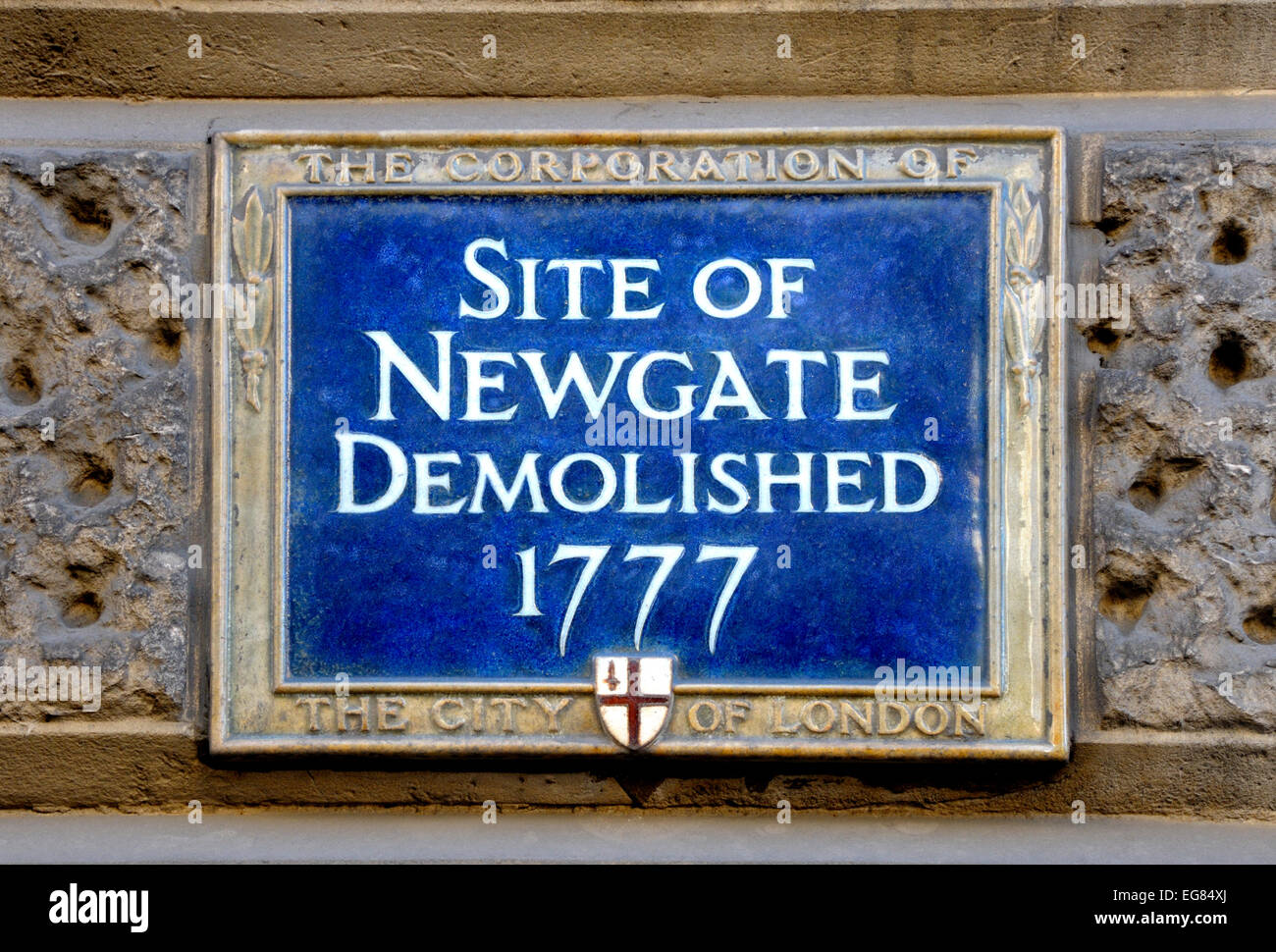 Londra, Inghilterra, Regno Unito. Una lapide commemorativa sulla Old Bailey, il sito originale di Newgate Prison Foto Stock