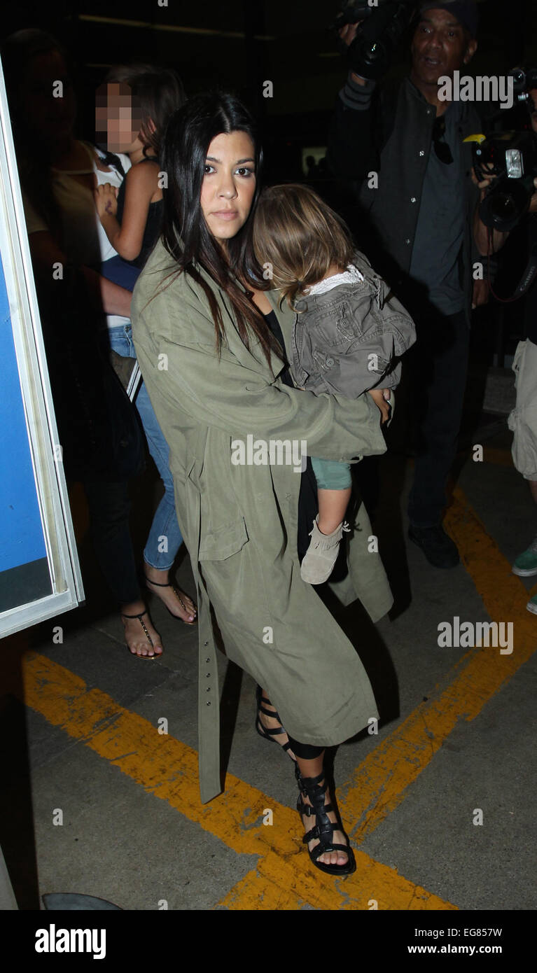 Kourtney Kardashian e sua figlia Penelope Disick arrivano all'Aeroporto Internazionale di Los Angeles (LAX) dotata di: Kourtney Kardashian,Penelope Disick,Mason Disick dove: Los Angeles, California, Stati Uniti quando: 17 Ago 2014 Foto Stock