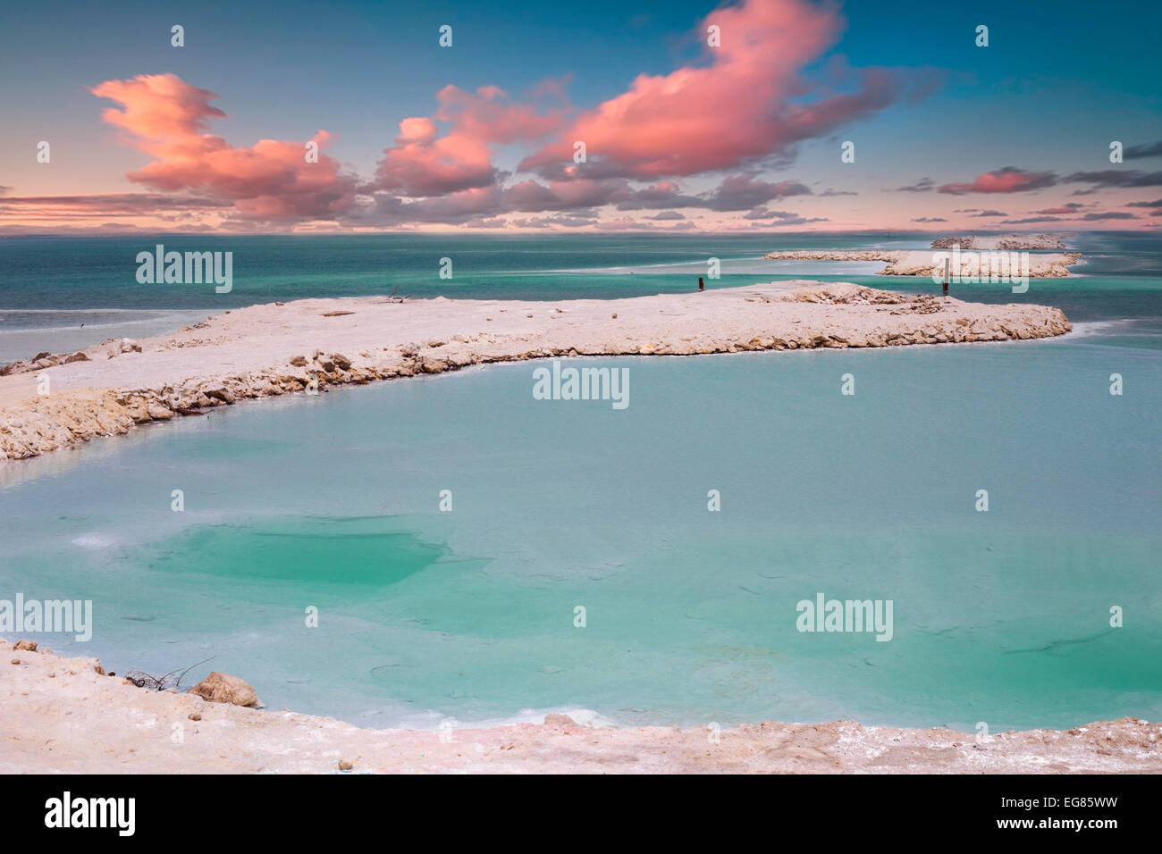 Israele, Dead Sea vista orizzontale sale cristallizzato sulla riva Foto Stock