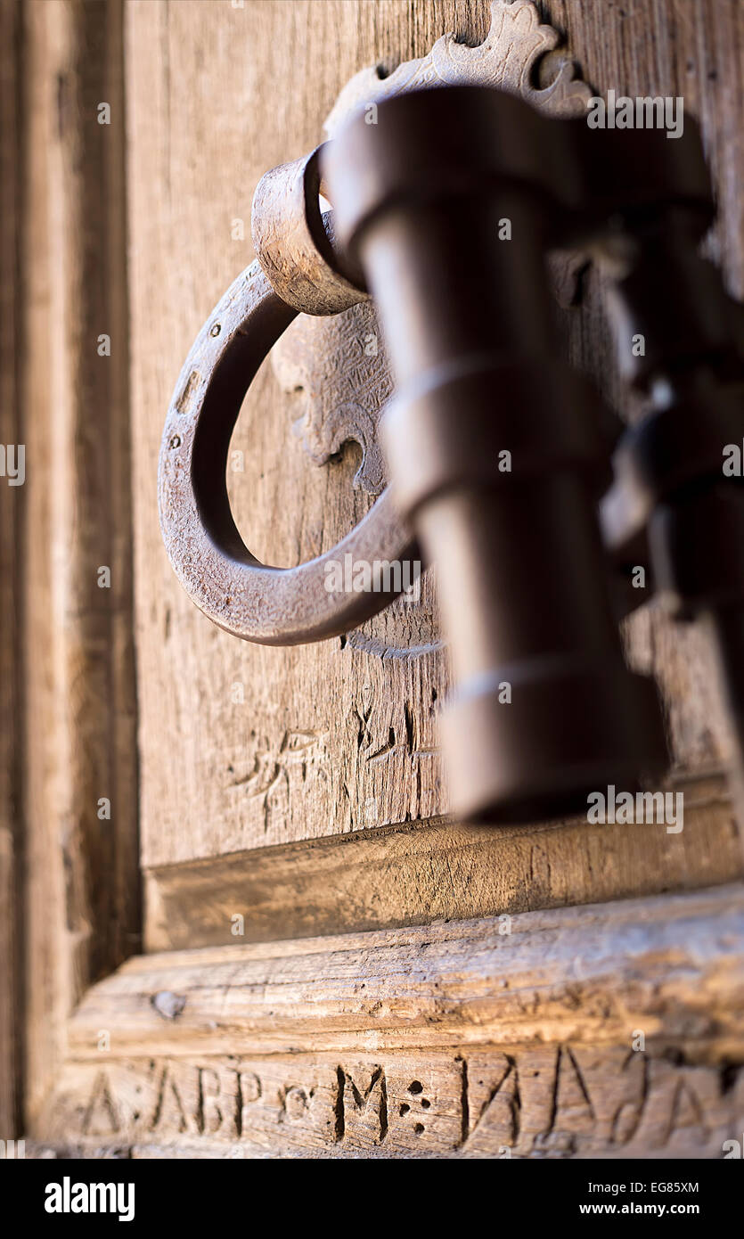 Close up del di legno porta d ingresso della chiesa del Santo Sepolcro di Gerusalemme la città vecchia, Israele Foto Stock