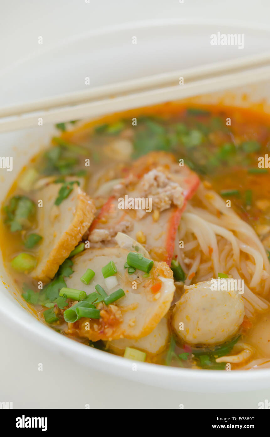 Tagliatelle con zuppa piccante , un famoso cibo di Thailandia Foto Stock