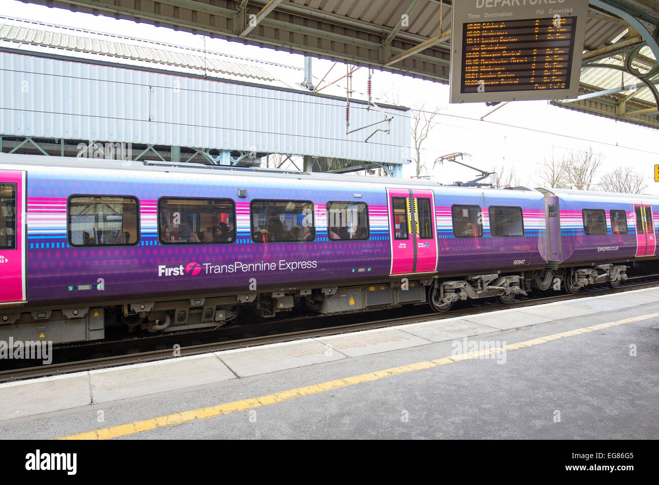 Primo TransPennine Express treno a Oxenholme stazione ferroviaria sulla costa ovest linea Foto Stock