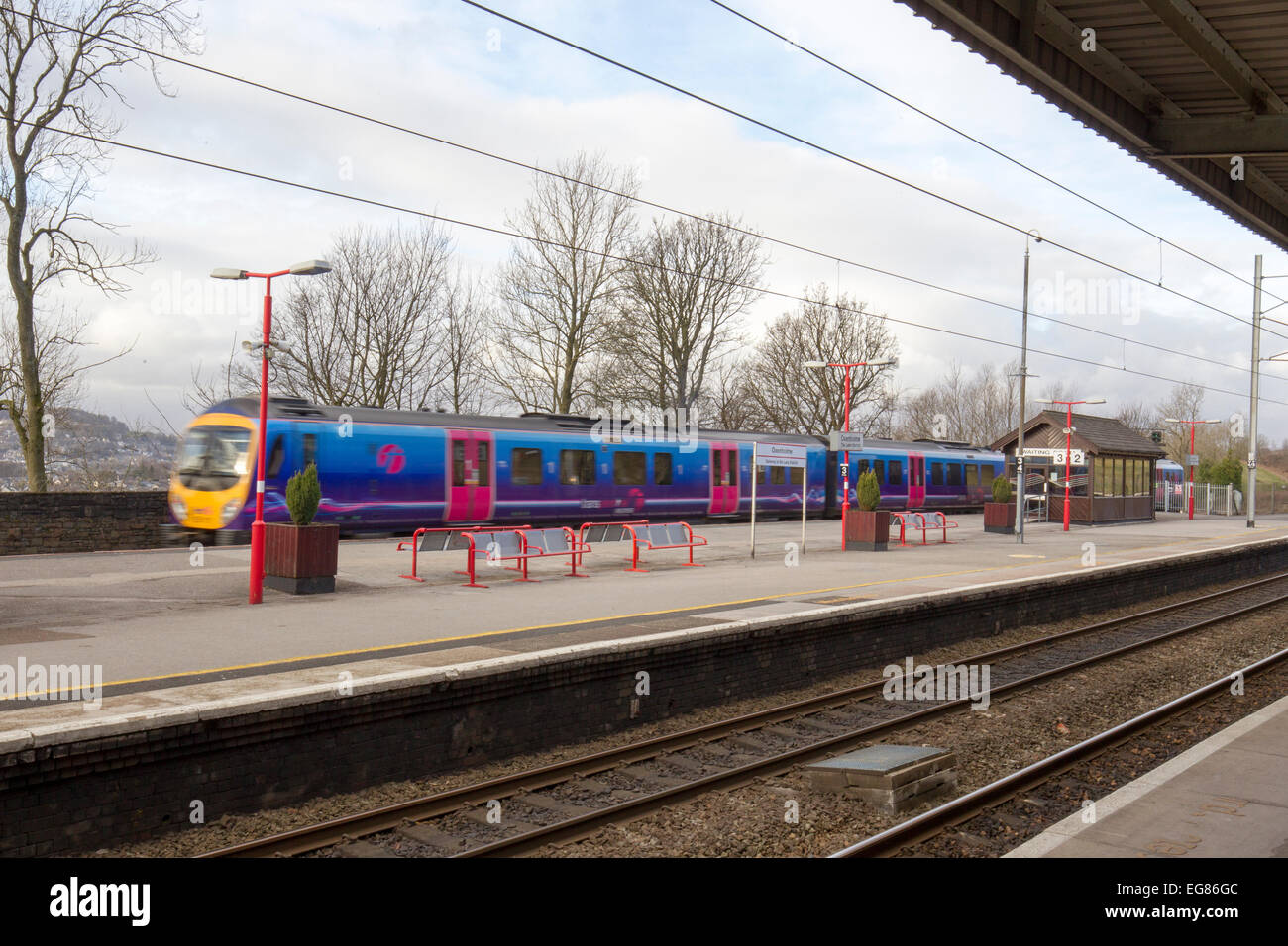 Primo TransPennine Express treno a Oxenholme stazione ferroviaria sulla costa ovest linea Foto Stock