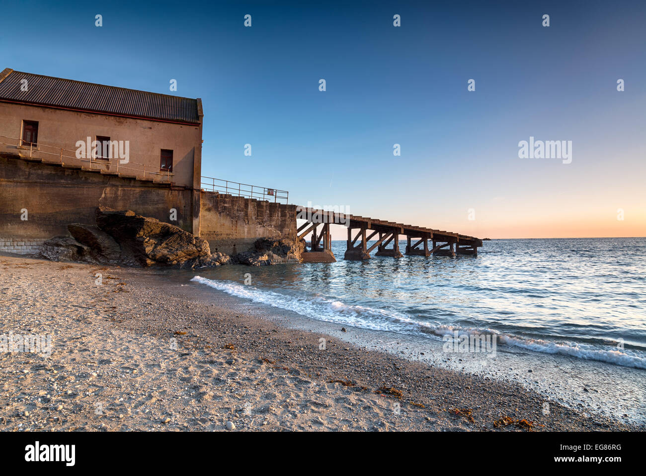 Vecchia abbandonata la stazione di salvataggio a Polpeor Cove su Lizard Point in Cornovaglia Foto Stock