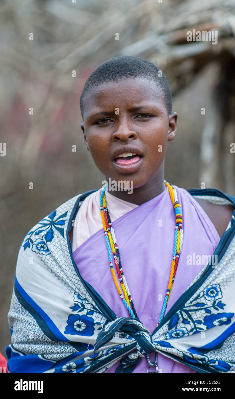 MASAI MARA, KENYA - Settembre, 23: Giovani Masai donna su settembre, 23, 2008 in Masai Mara National Park, Kenya Foto Stock